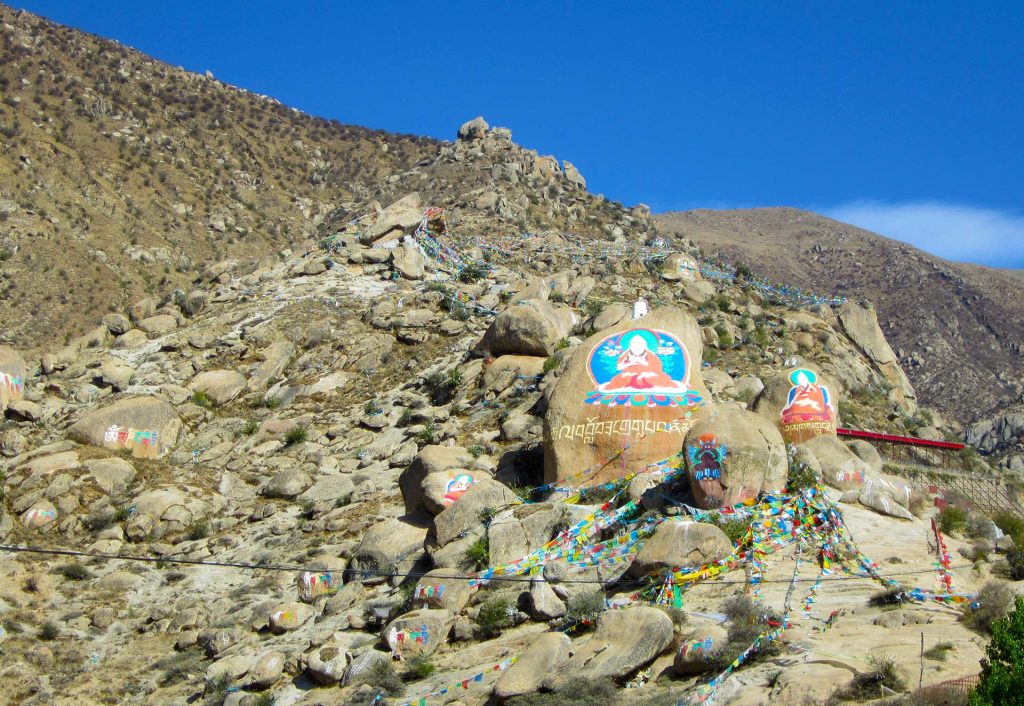 Religious_paintings_on_rocks_are_quite_common_in_Tibet